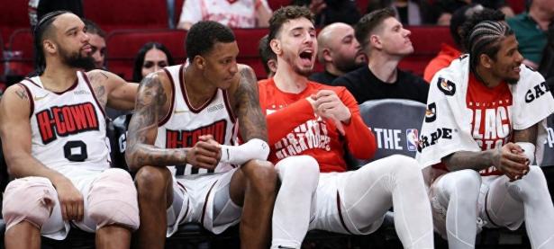 三亿体育体育网站入口-开拓者队遭遇多场失利，面临困难挑战