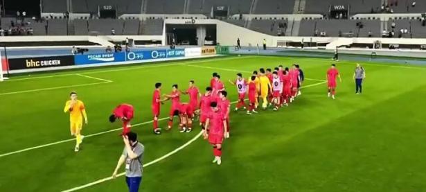 三亿体育体育教练-比赛中球员创下新纪录，赢得球迷掌声的简单介绍