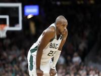 三亿体育体育娱乐-雄鹿队员受伤低迷，球队胜率下降