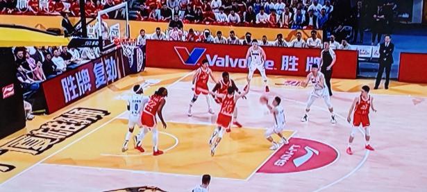 三亿体育体育app-球队战术调整取得奇效，赢得比赛