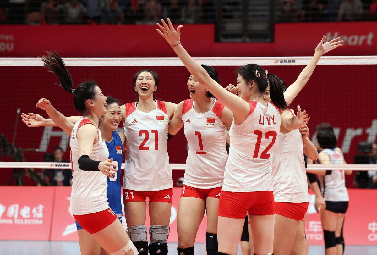 中国国家队球员身手敏捷，获得关键胜利