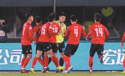 湖南队在主场全力以赴，力争夺胜的简单介绍