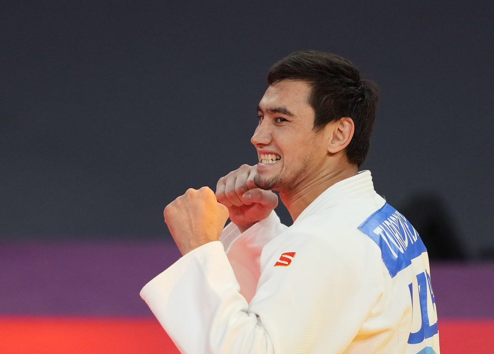 包含荣耀登场！柔道选手技压群雄夺冠的词条