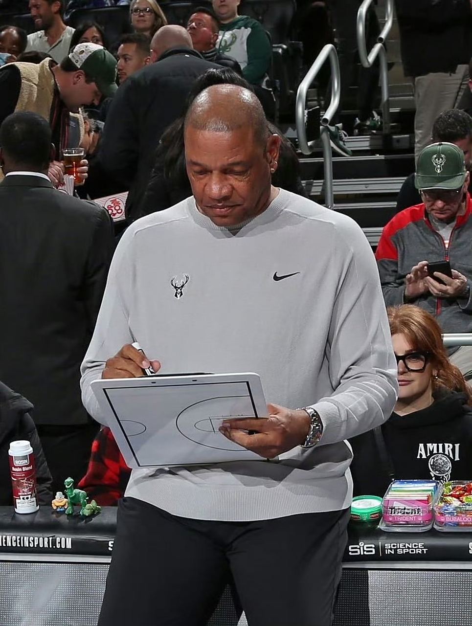 雄鹿队员受伤低迷,球队胜率下降 雄鹿队员受伤低迷,球队胜率下降