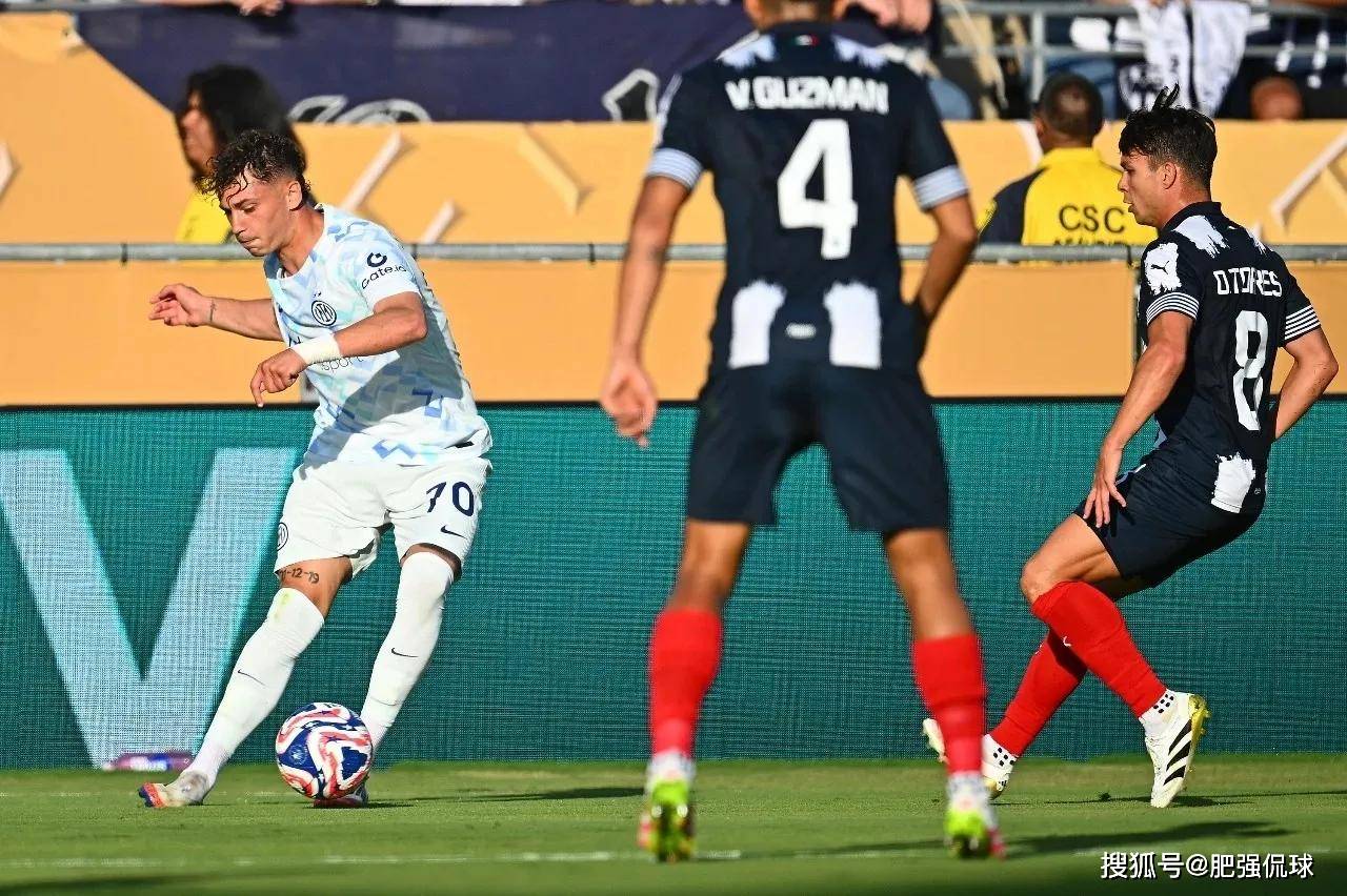 国米阵中重要进攻球员受伤退出比赛 国米阵中重要进攻球员受伤退出比赛