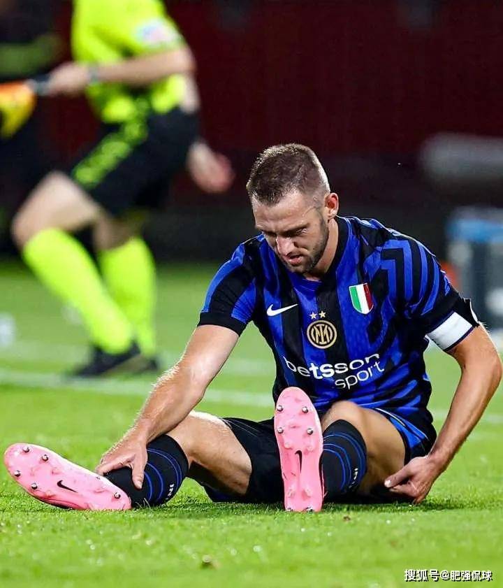 国米中场核心受伤,或将缺席关键欧冠战。 国米中场核心受伤,或将缺席关键欧冠战。