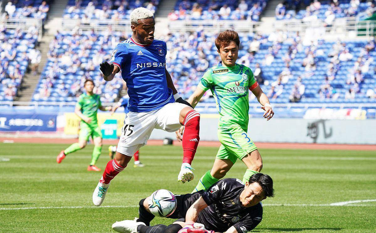 球队防守端表现强劲,力压对手取得胜利 球队防守端表现强劲,力压对手取得胜利