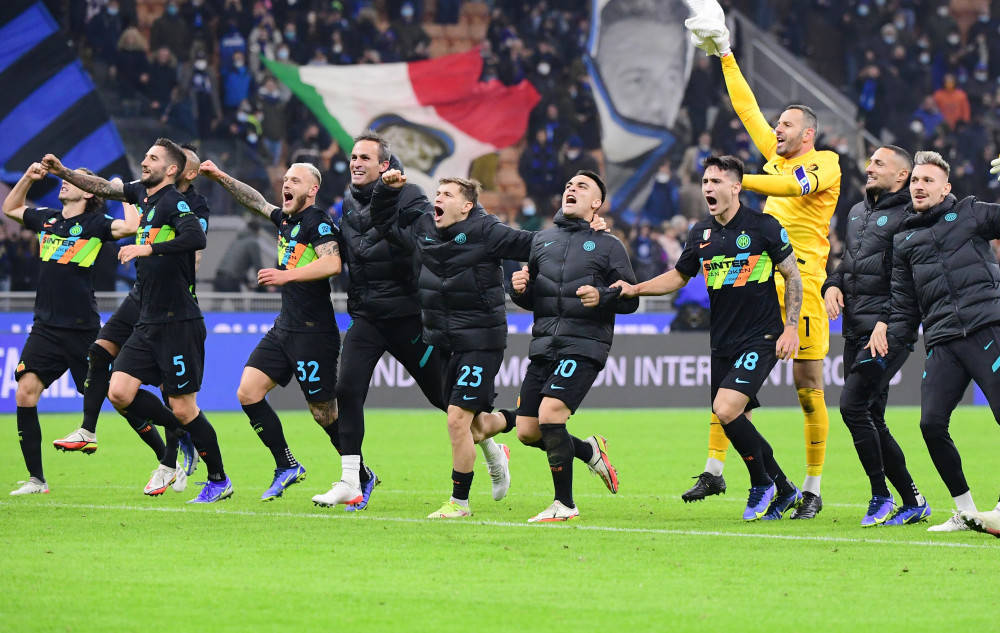 包含那不勒斯防线表现出色，助球队稳固阵地的词条