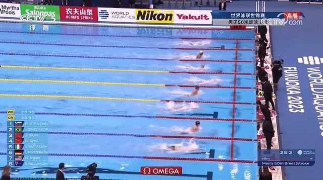 瑞典选手在游泳比赛中勇夺金牌