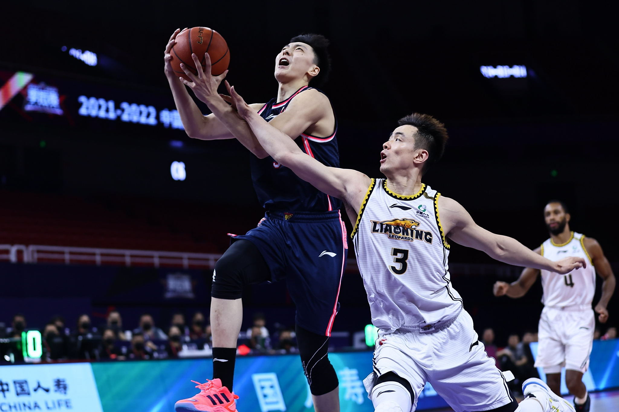 精彩篮球对决，双方实力有异