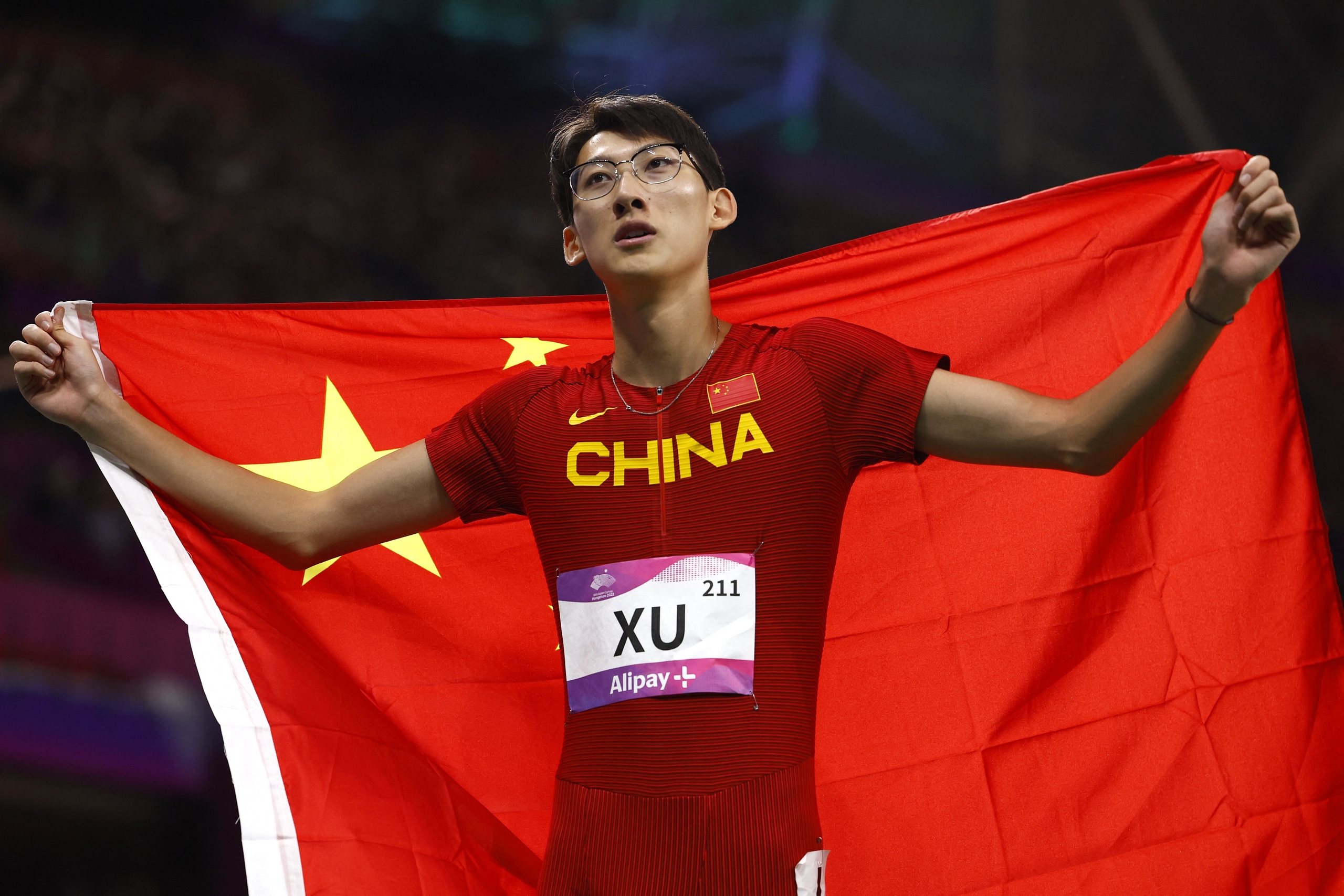 跨栏赛场上多国选手表现出色